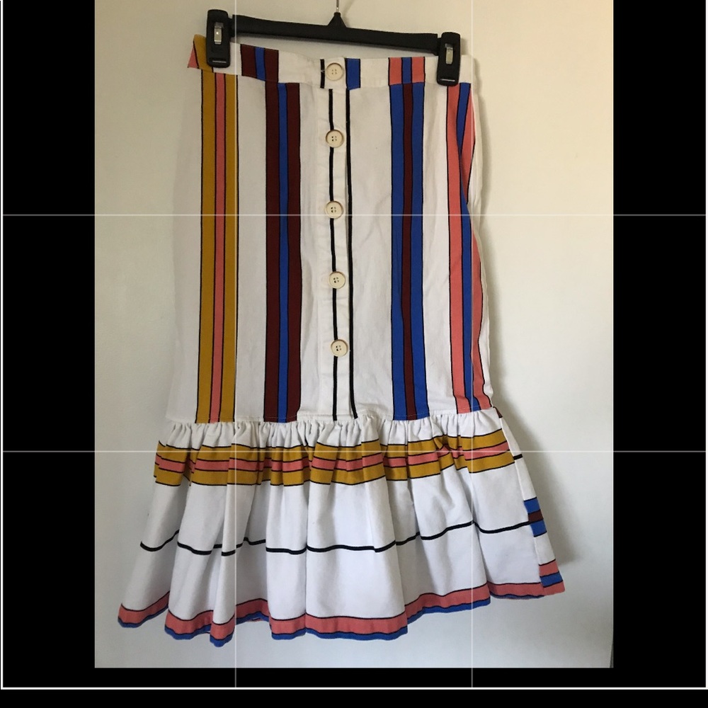 Falta entubada hasta la rodilla con vuelo .